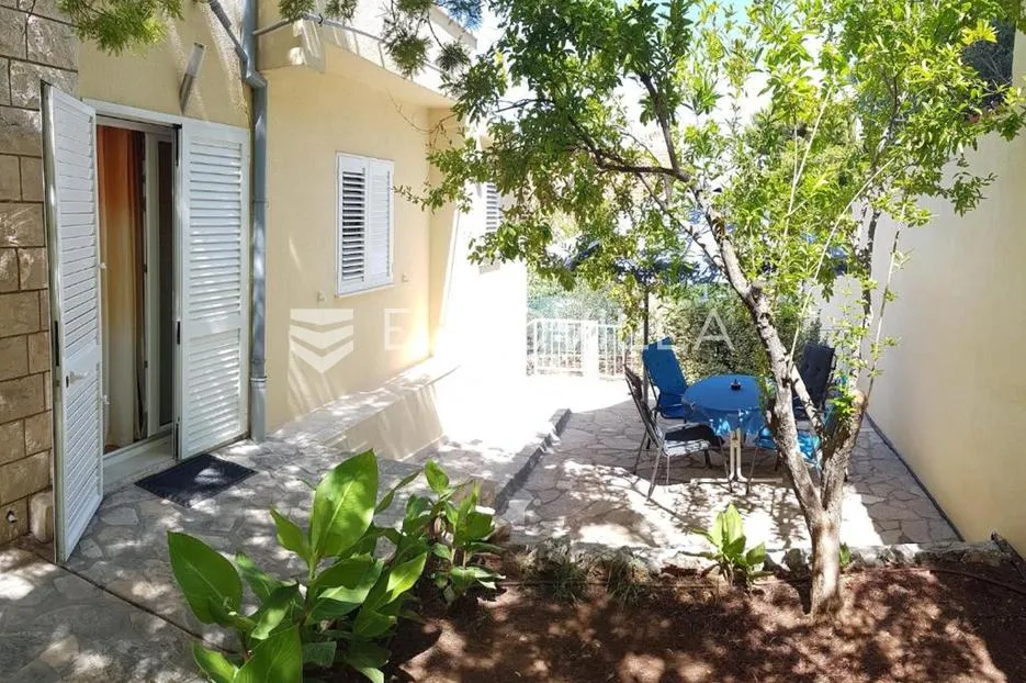 brač, supetar, samostojeća kuća s četiri stambene jedinice - slika 10