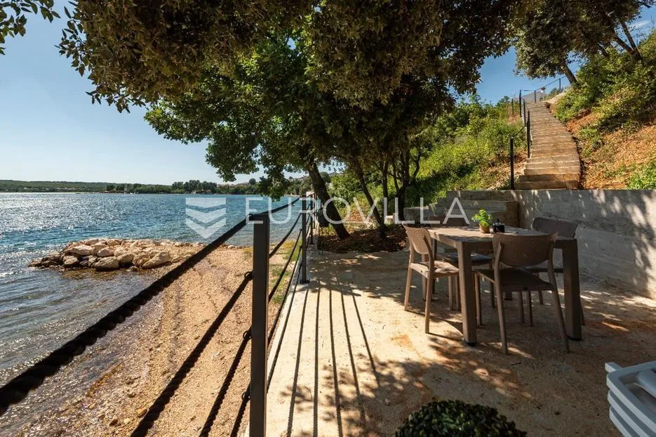 posedarje, moderna i elegantna vila prvi red uz more - slika 18