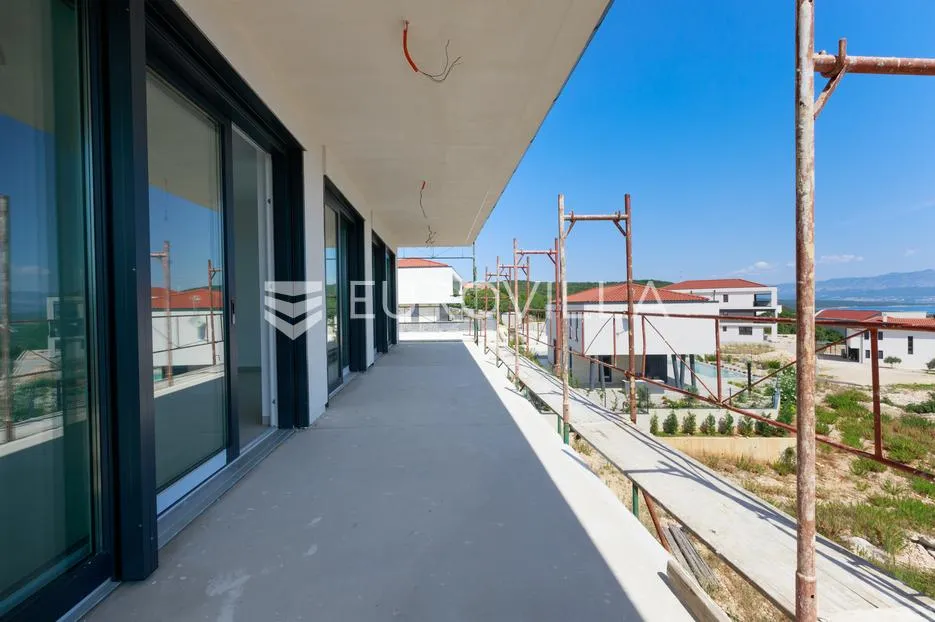 otok krk, vrbnik, moderan stan s pogledom na more, dodatnim studio prostorom i okućnicom - slika 11