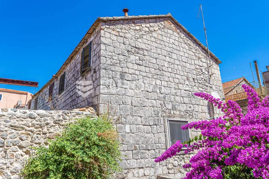 hvar, stari grad autentična kamena kuća u samom centru - slika 1