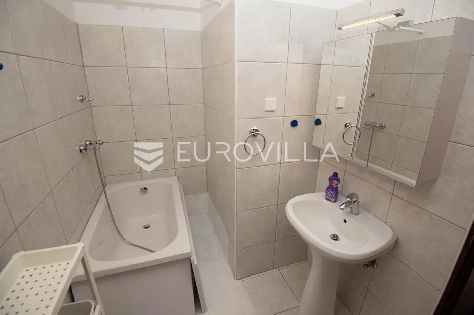 tisno, ekskluzivna apartmanska kuća prvi red do mora s panoramskim pogledom i brodicom - slika 45