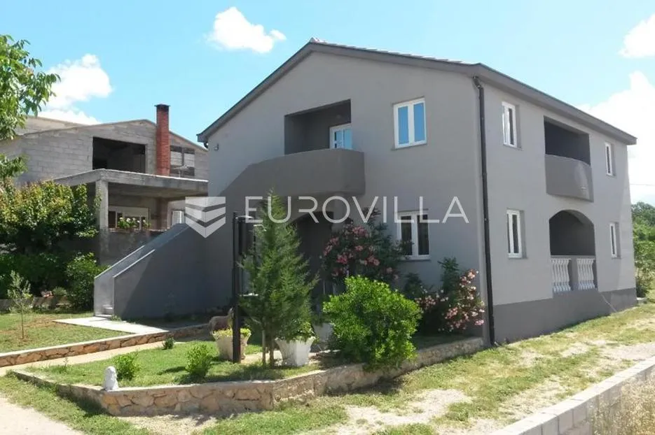 Maslenica, obiteljska kuća sa dva stana i pogledom na more - Maslenica, Jasenice