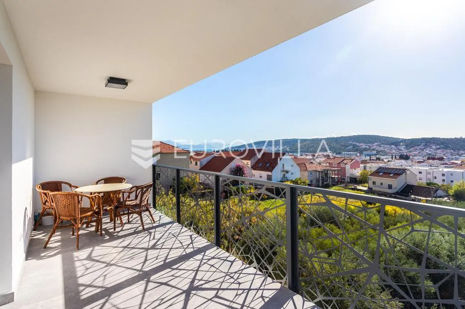 trogir, useljiv dvosoban stan s pogledom na grad i more - slika 11