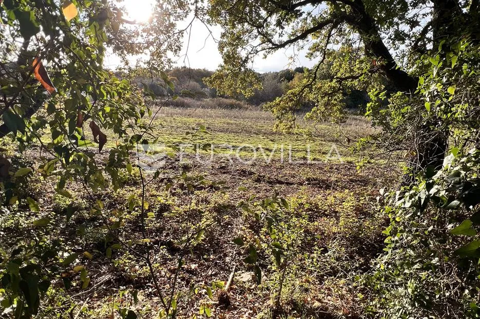 pula, pješčana uvala, lijepa građevinska parcela 757 m² okružena zelenilom, 350 m od mora - slika 3