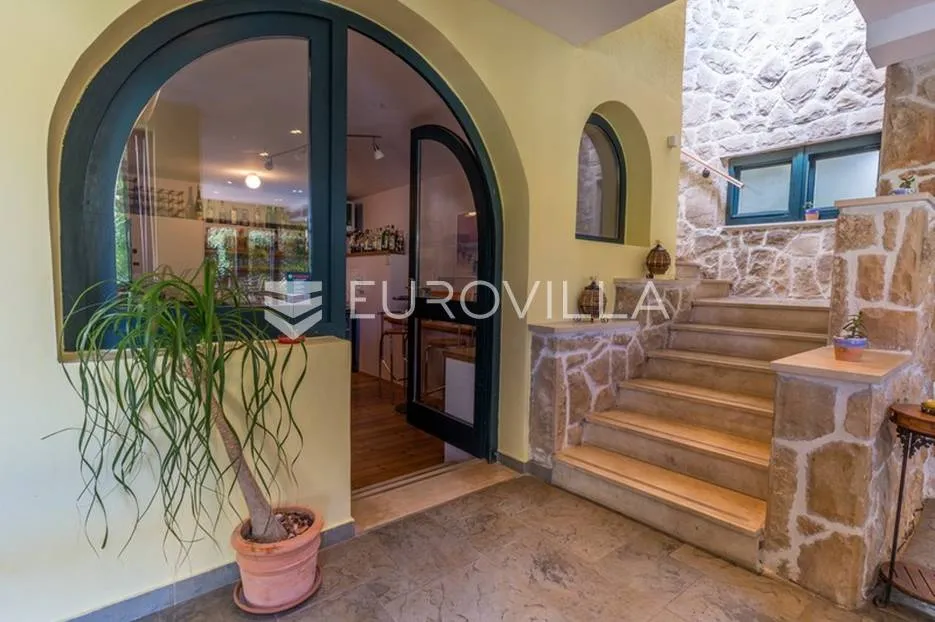 cavtat, vila s 14 apartmana 252 m2 - slika 7