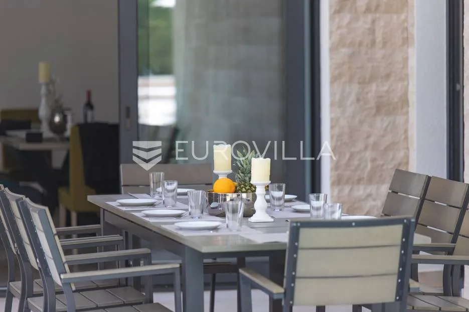 trogir, luksuzna vila s bazenom, nkp 368 m2 - slika 9