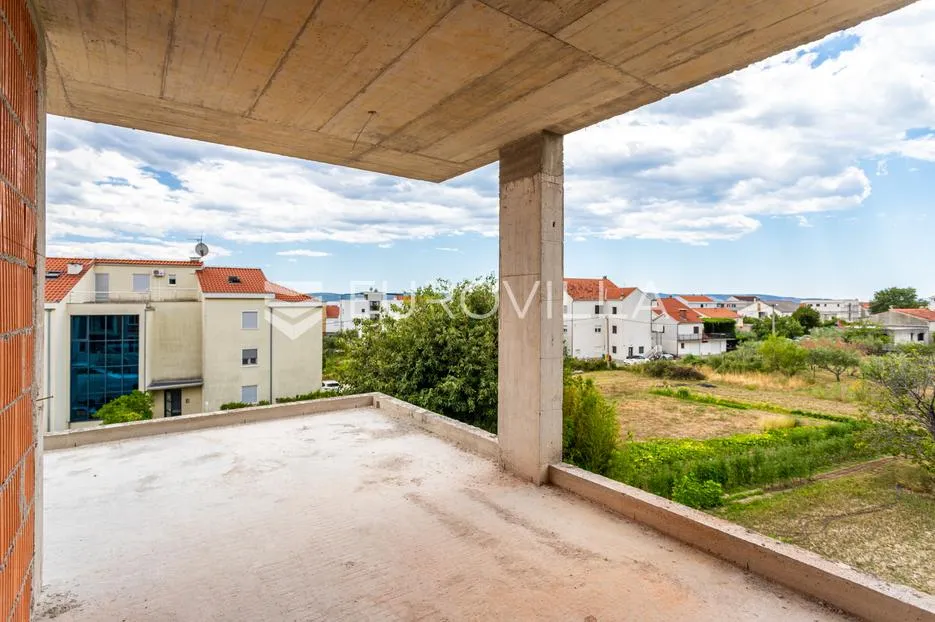 kaštel lukšić, trosoban penthouse s krovnom terasom i dva parkirna mjesta - slika 27