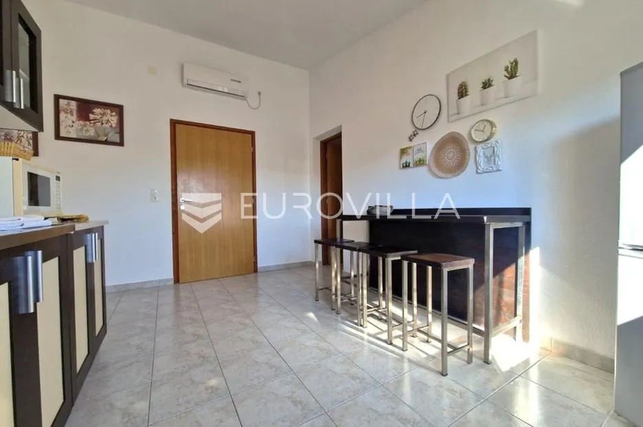 vir, dva apartmana na 1. katu s pogledom na more, 110m od plaže - slika 30