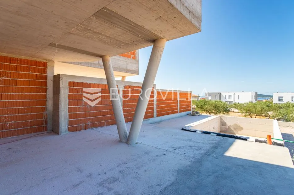 vodice, prostran dvosoban stan s bazenom i dvorištem, 125,91 m² - slika 8