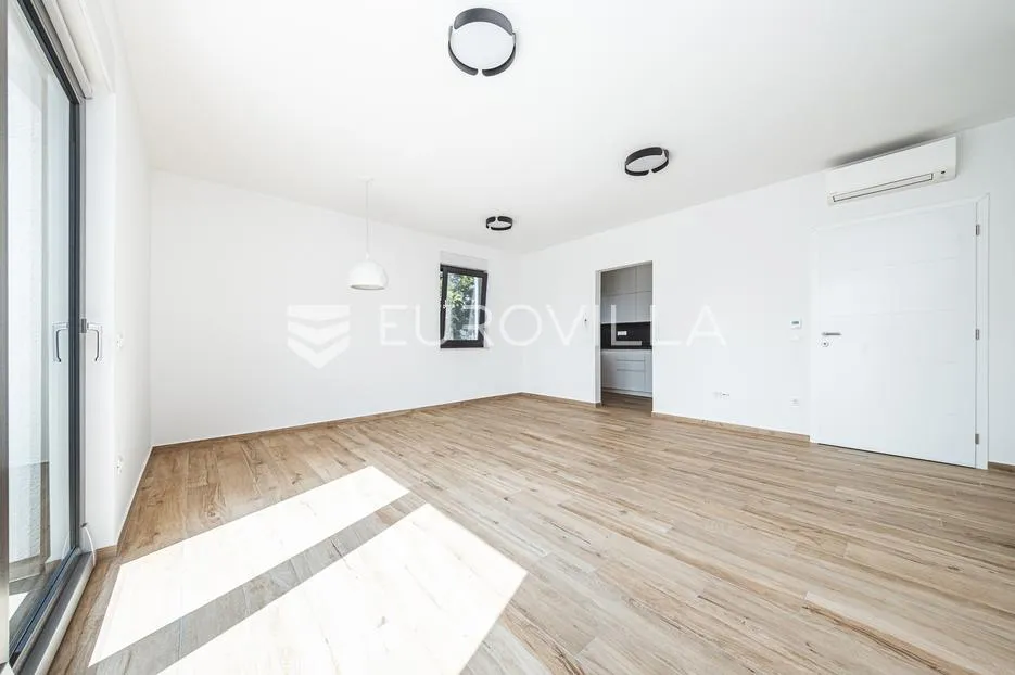 Zagreb, Trešnjevka, moderan trosoban stan NKP 103 m2 + garaža