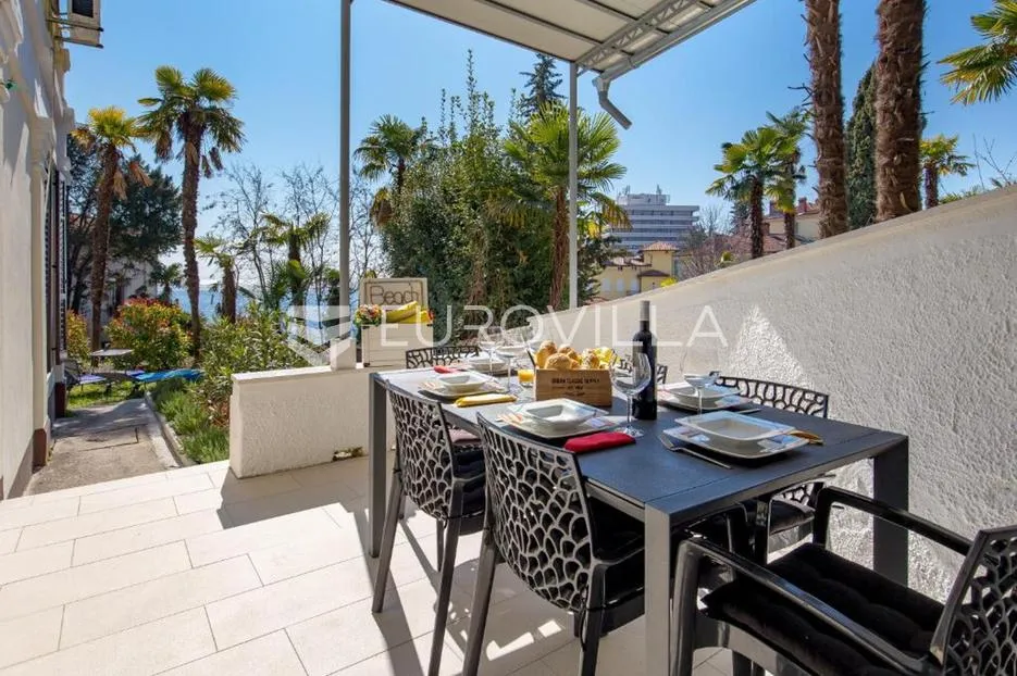 Opatija, centar, NAJAM, moderan trosoban stan od 80 m² s pogledom na more i vrtom