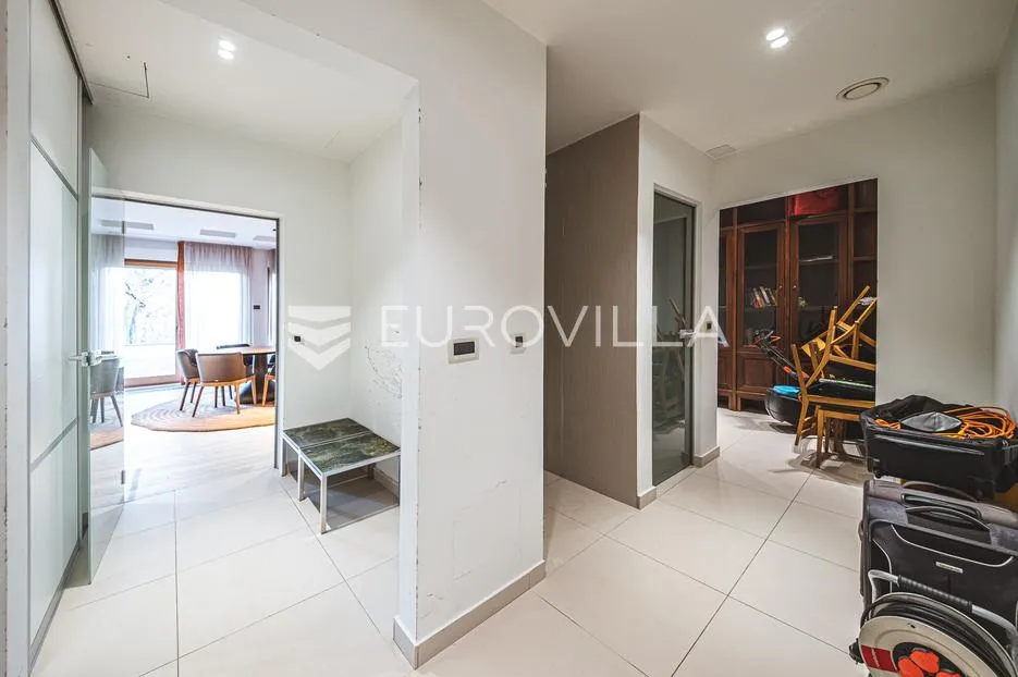 zagreb, gornje prekrižje, ekskluzivna obiteljska vila 376 m² na zemljištu od 704 m² - slika 20