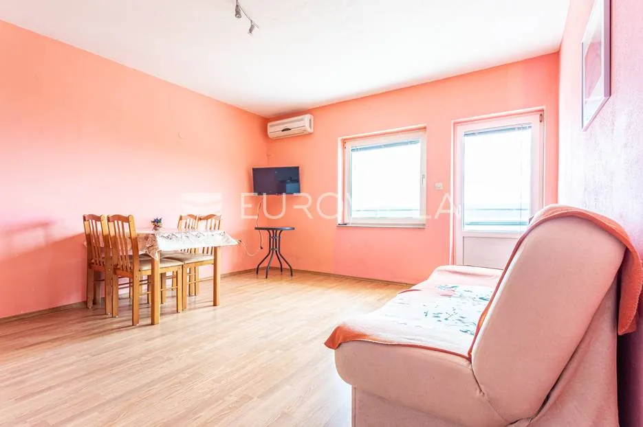 omiška rivijera- lokva rogoznica, apartmanska kuća s 8 stanova, udaljena 300 m od mora. - slika 6