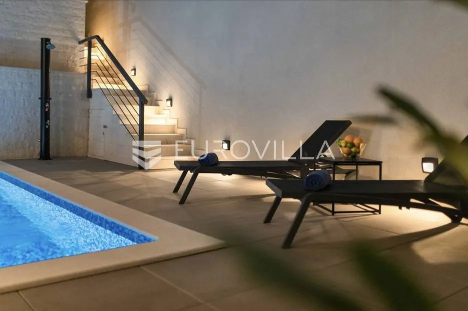 krk, novogradnja u krku, četverosoban dvoetažni stan 136 m² sa wellnessom i bazenom - slika 23