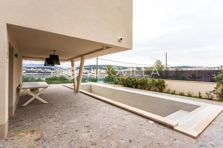 okrug gornji, moderno uređena vila blizu plaže - slika 34