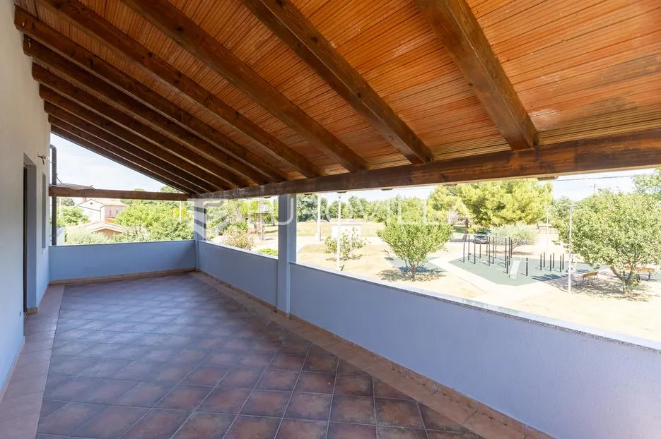 istra, poreč okolica, moderan stan na prvom katu s velikim vrtom i prostranom terasom - slika 14