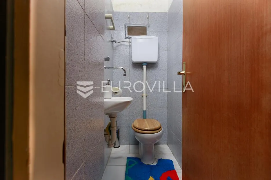 rijeka, zamet, dva uređena stana površine 95 m² s vrtom - slika 22