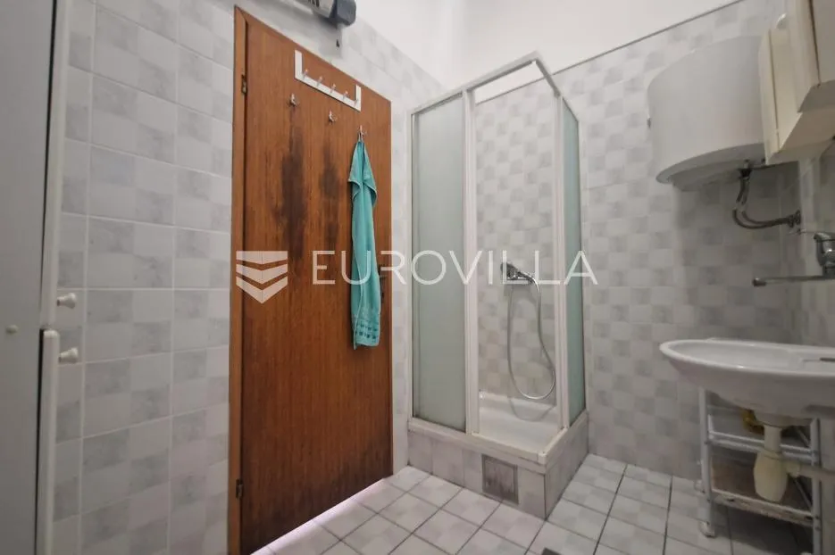 vir, kuća s dva apartmana, 6 spavaćih soba i velikim privatnim dvorištem - slika 17