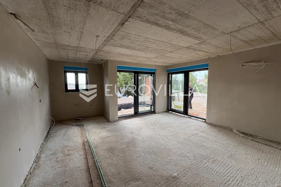 vodice, prekrasan stan s krovnom terasom i bazenom, 143,49 m² - slika 5