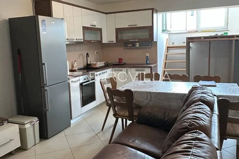 Istra, Barbariga, trosoban stan 50 m² u podrumskom dijelu stambene zgrade, pogled more - Vodnjan