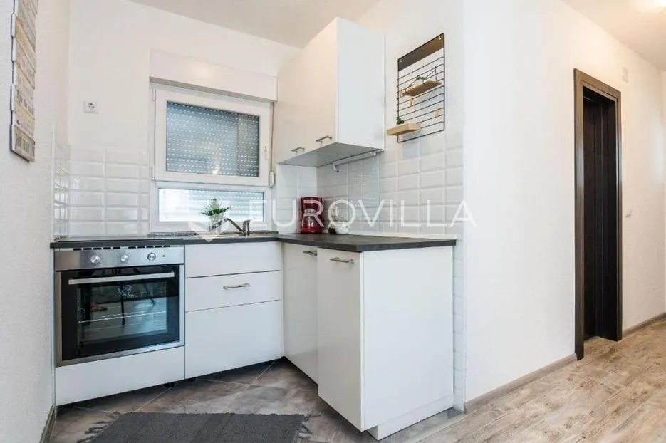 vir, stambeno poslovna zgrada u samom centru otoka 2 apartmana na 1. katu - slika 18