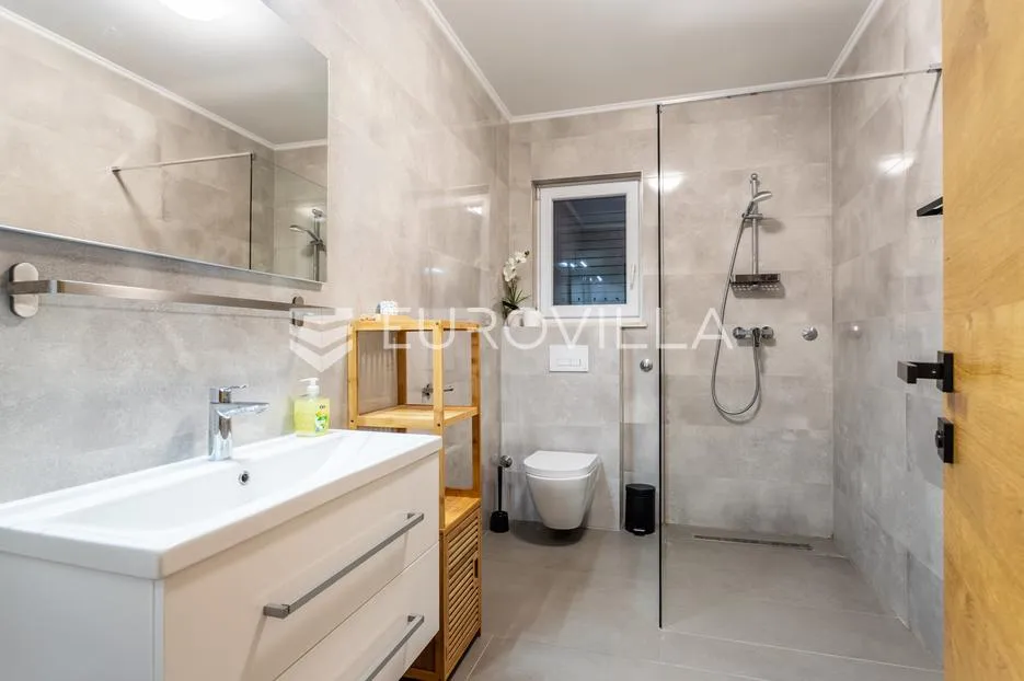 milna, uvala osibova, kuća s bazenom i pogledom na more ukupne površine 318 m² - slika 9