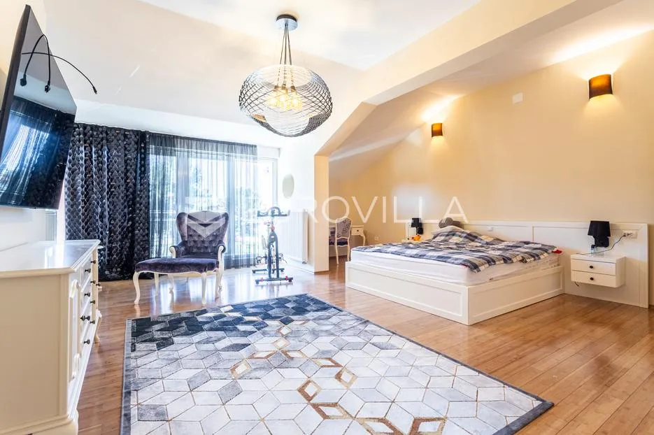 vodice, lijepa i prostrana kuća površine 256,38 m² - slika 6