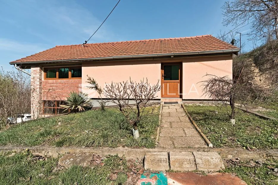 Draž, Podolje, prodaje se uređena vikendica površine 136 m²