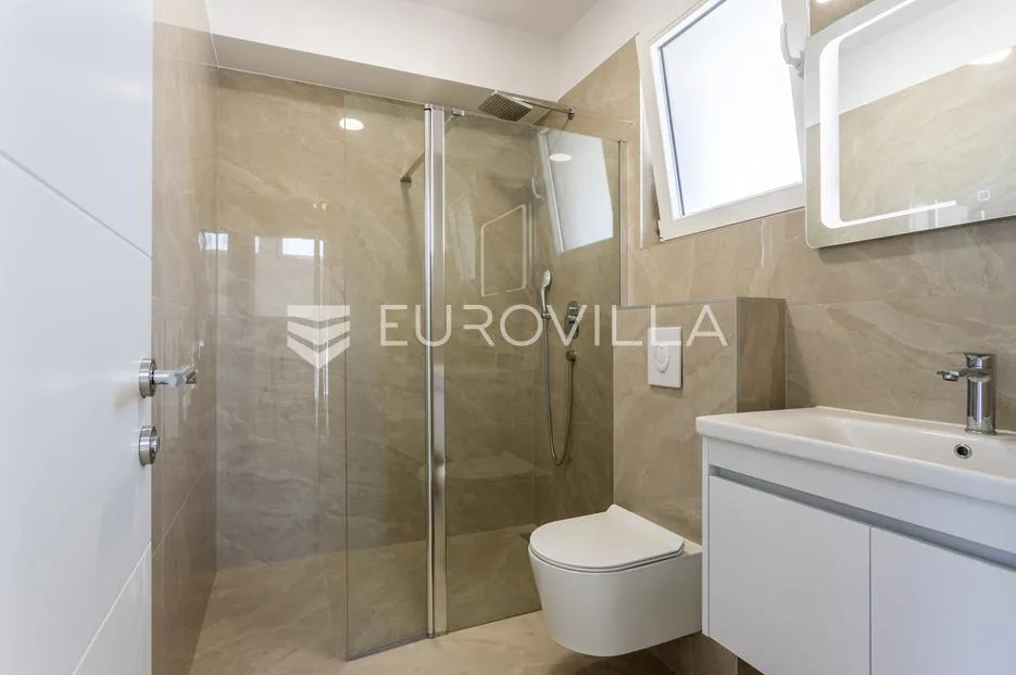 vodice, moderna dvojna kuća s bazenom, novogradnja 169,89 m² - slika 23