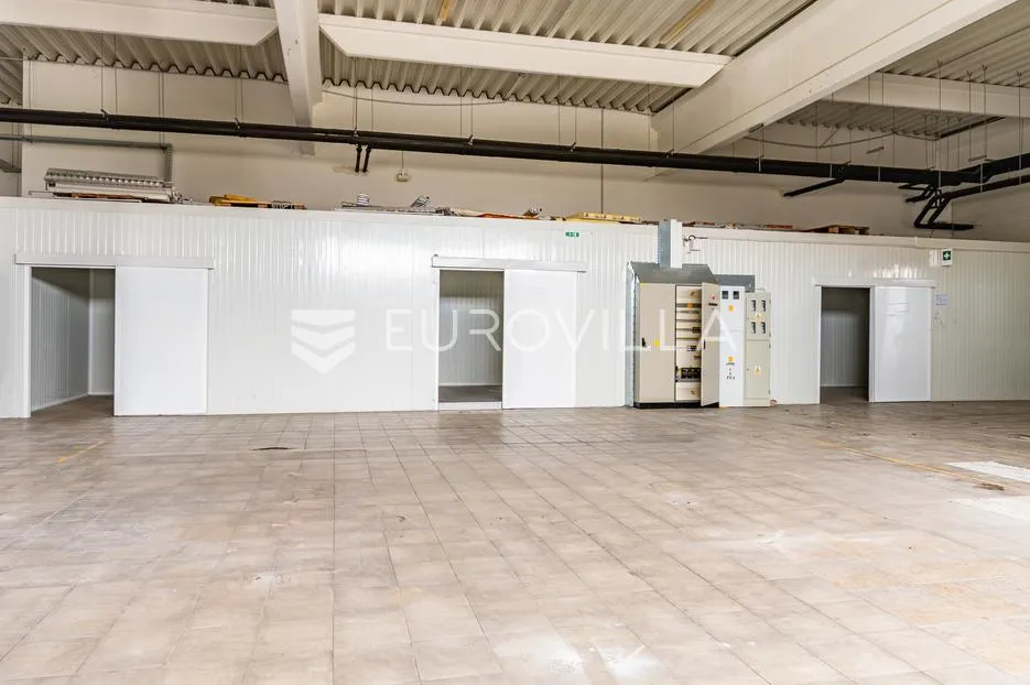 prelog, poslovni kompleks površine 3725 m² - slika 11