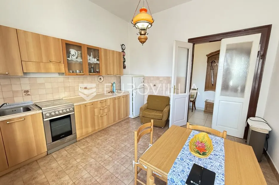 Pula, Veruda, prostrani stan za adaptaciju na top lokaciji, 126.50 m²