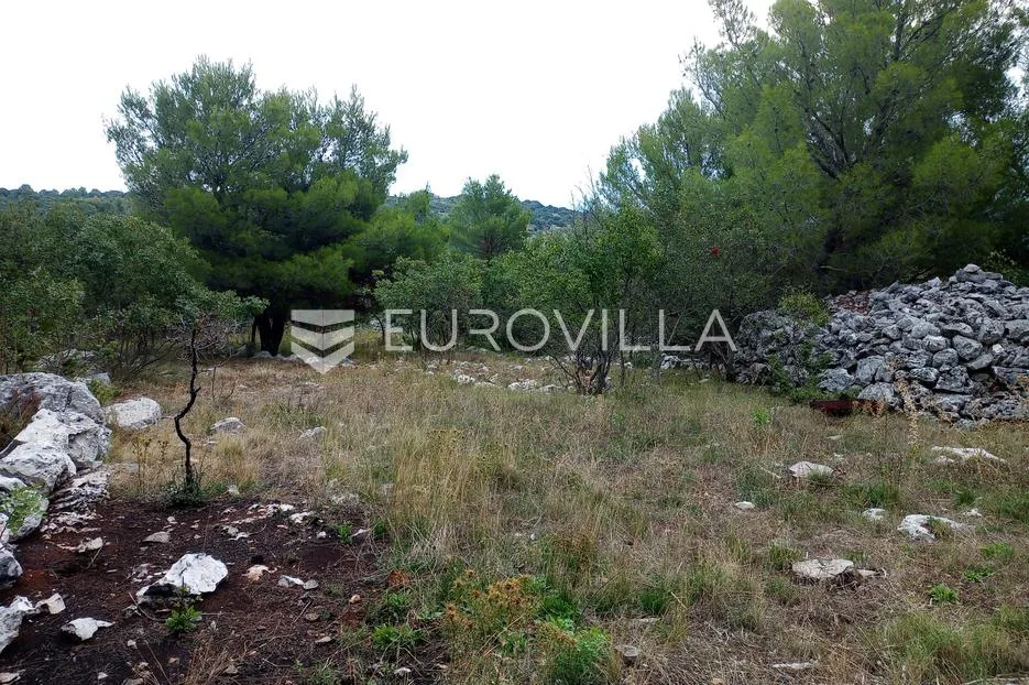 Brač, Donji Humac, zemljište površine 10984 m² - Supetar