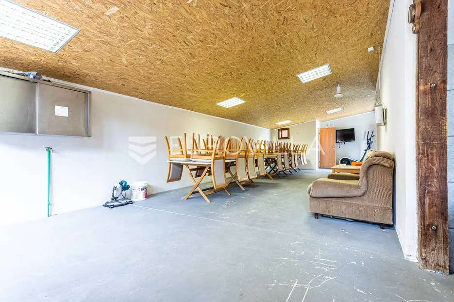 omiška rivijera- lokva rogoznica, apartmanska kuća s 8 stanova, udaljena 300 m od mora. - slika 53