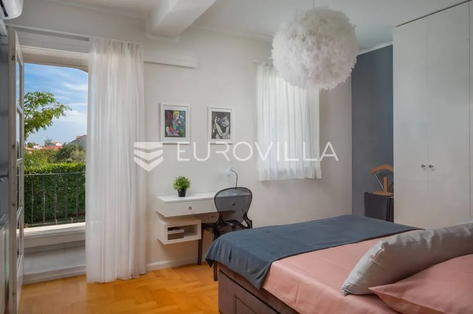 vodice, mediteranska vila s uređenim vrtom, bazenom i pogledom na more - slika 21
