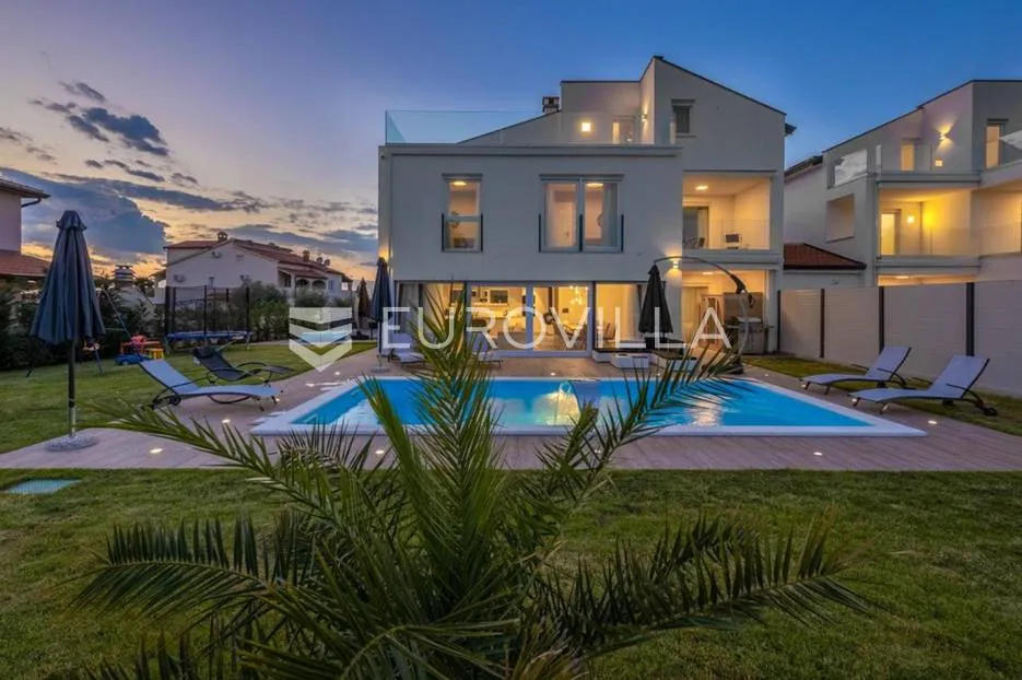 Istra, Poreč, luksuzna vila 244 m2 s bazenom i velikom uređenom okućnicom, pogled na more - Nova Vas, Poreč