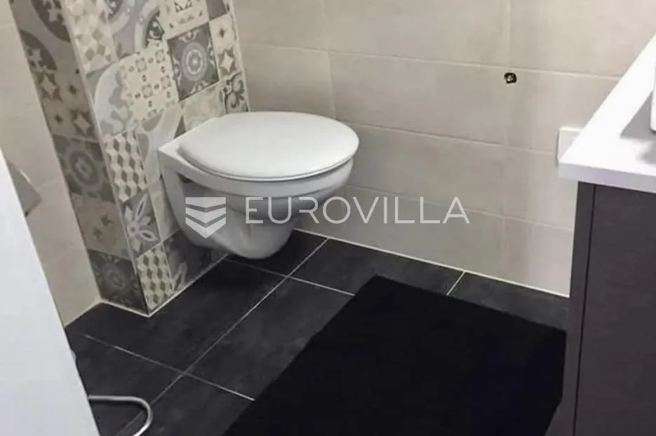 rijeka, centar, adaptiran četverosoban stan površine 114.08 m², balkon - slika 8