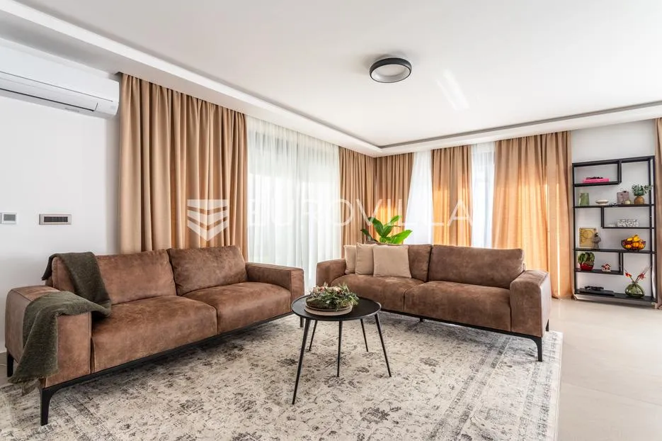 kaštel sućurac, novoizgrađena vila s bazenom i panoramskim pogledom na more - slika 2