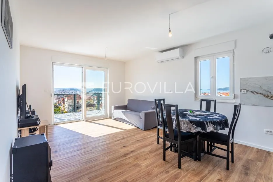 Trogir, useljiv dvosoban stan s pogledom na grad i more