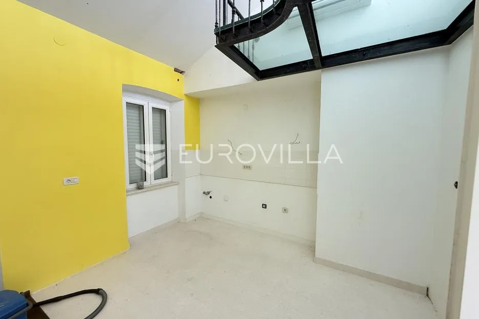 pula, centar, stambeno, poslovni kompleks s dva kvalitetna stana i caffe barom, 272.02 m² - slika 5