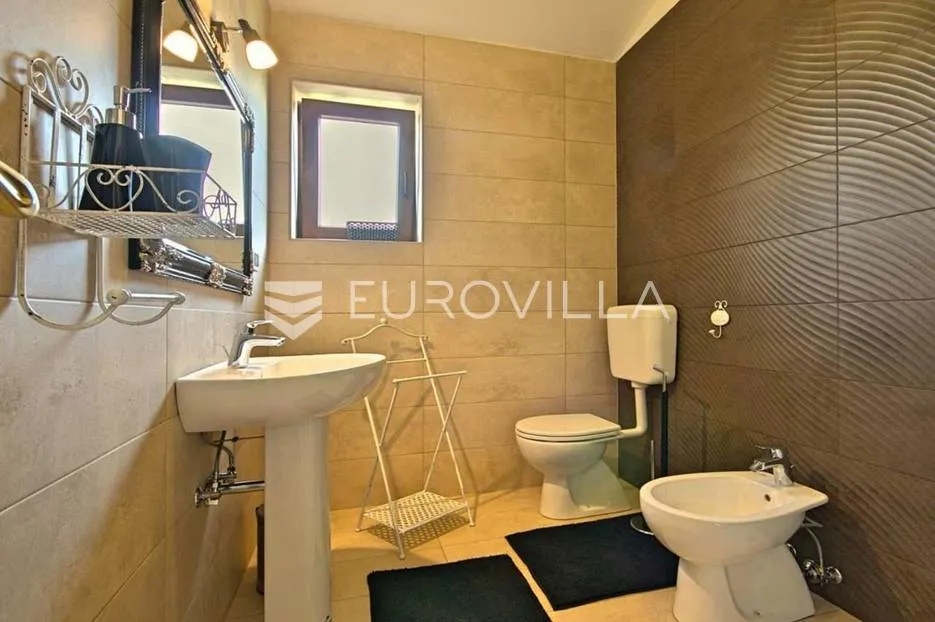 poreč, fuškulin, prekrasna vila okružena zelenilom - slika 20