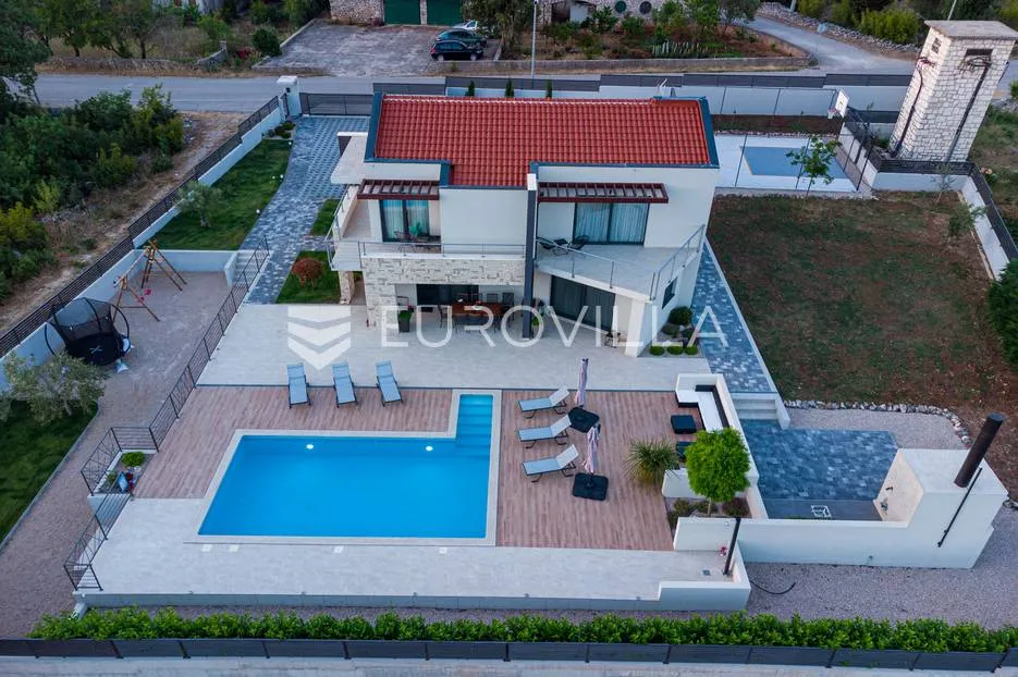 šibenik, prekrasna villa s bazenom i košarkaškim igralištem - slika 8