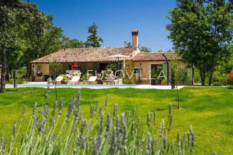 Istra, Bale, vila s bazenom na imanju od 30.000 m2 u osami