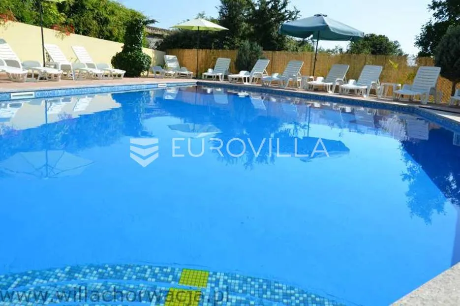 medulin, velika stambena zgrada 300 m od mora - slika 11