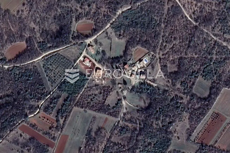 Istra, Marčana - građevinsko zemljište 1075 m2 s dva pristupna puta - Divšići