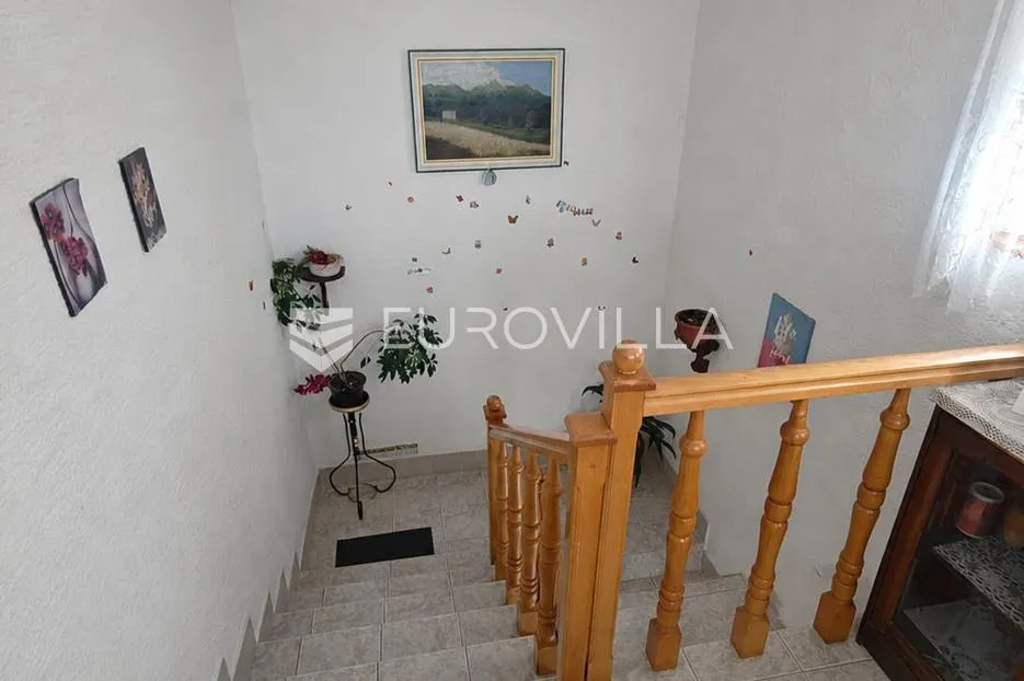 senj, kuća s dva stana i okućnicom, pogled na more - slika 9