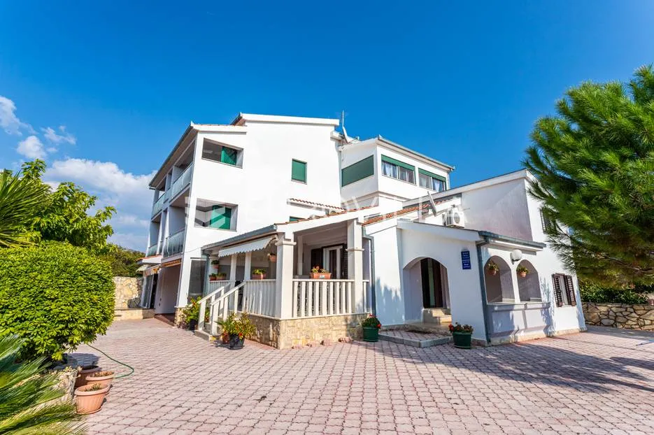 Vinišće, kuća s s bazenom i 6 apartmana uz zemljište 1.000 m2 - Vinišće, Marina