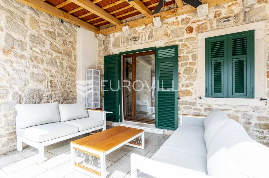 hvar, vrbanj, renovirana kamena kuća - slika 17