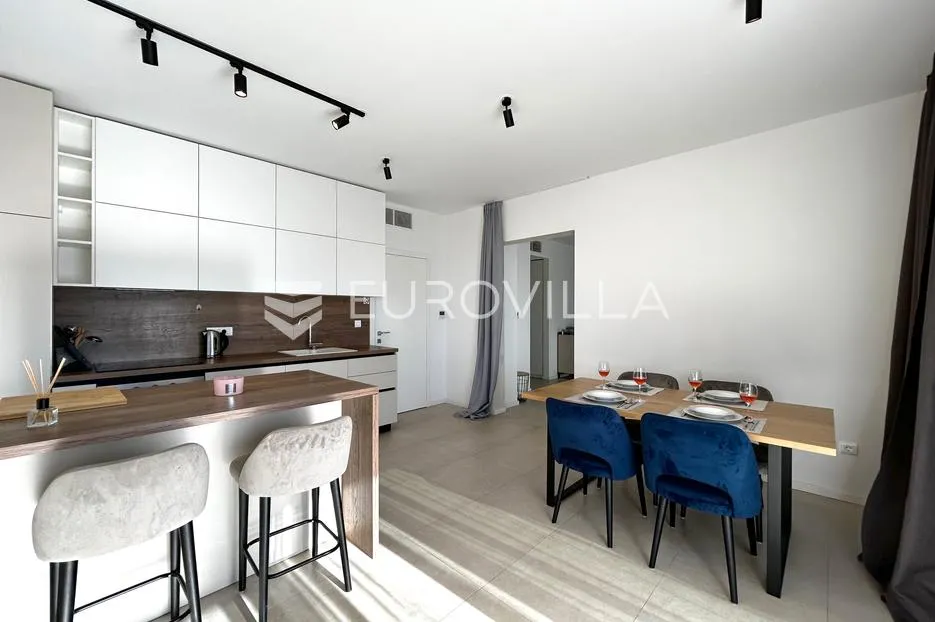 hvar, apartmanska vila sa pet uređenih apartmana - slika 2