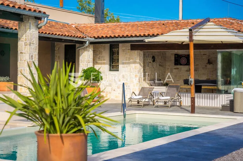 šibenik, martinska, prekrasna kamena vila s bazenom, vrtom i igralištem - slika 50