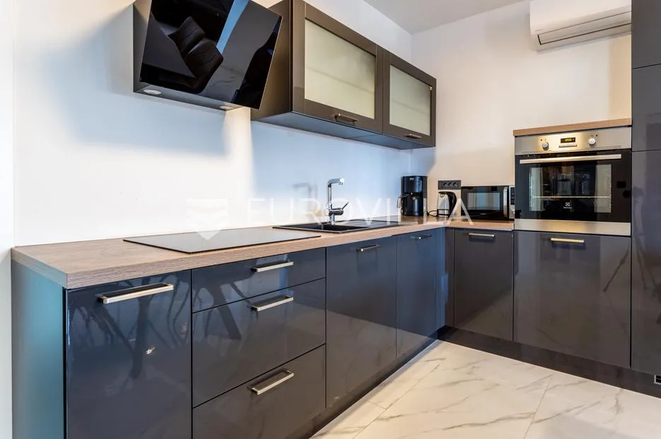 vodice, srima prekrasan penthouse, 50 metara od mora - slika 6